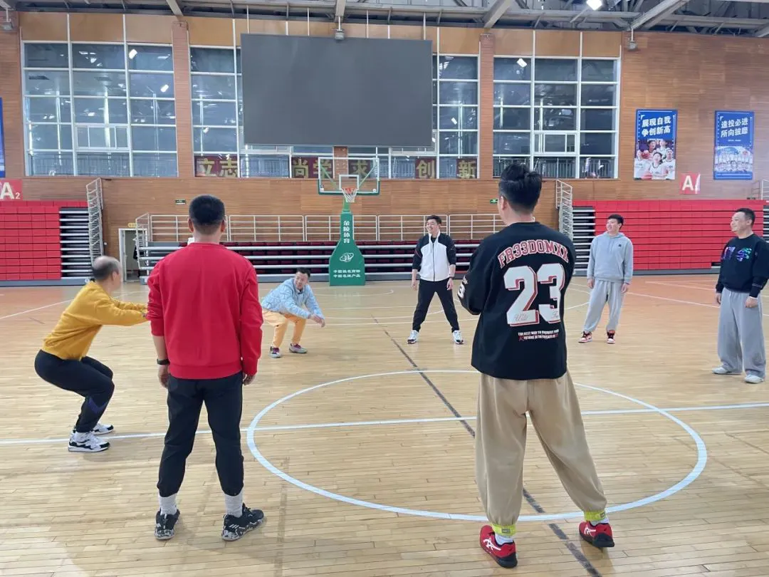 如何利用篮球青训营提升个人技术和团队协作?_1